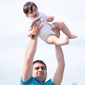 Check here for parenting tips - dad lifts child way up above his head